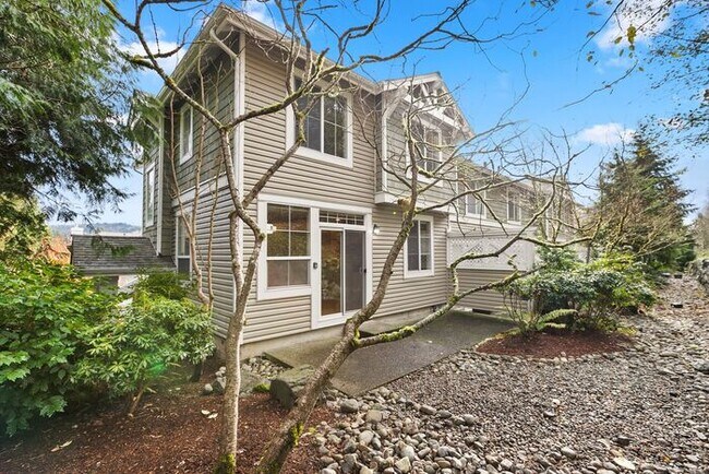 Building Photo - AIR CONDITIONED Townhome in Beautiful Summ...