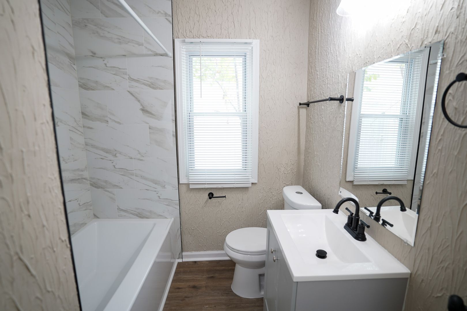 Building Photo - This beautifully updated 2-bedroom, 1-bath...