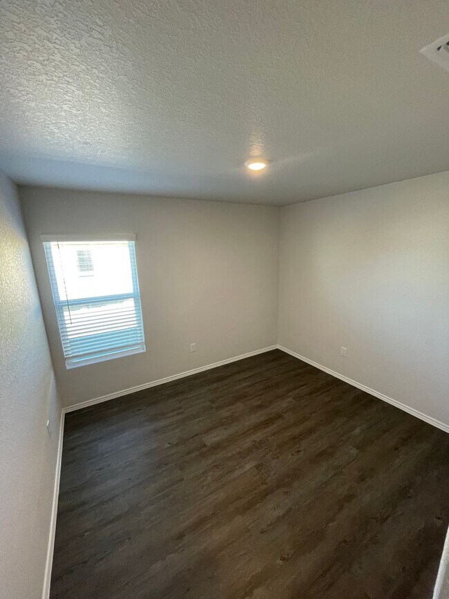 Building Photo - *Pre-leasing* Three Bedroom | Two Bath Home in Legend Pond