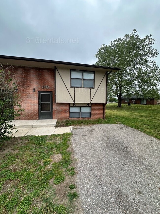 Building Photo - $875 - 2 bed 1.5 bath - Duplex within walking distance from Walmart