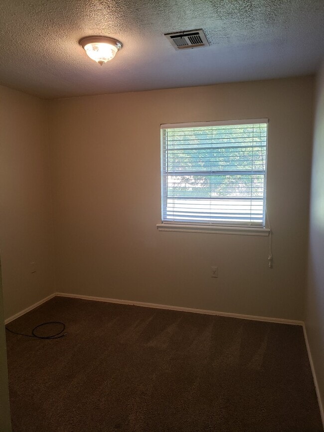 Building Photo - 652 Lotus Ave