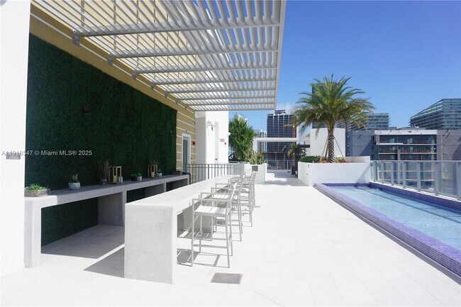 Building Photo - 1010 SW 2nd Ave