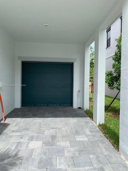 Building Photo - 1631 SW 28th St