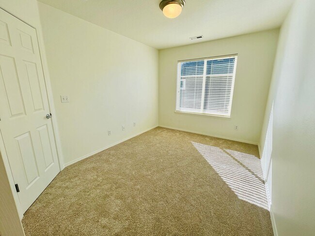 Building Photo - Amazing 3-Bedroom 2.5-Bathroom Townhouse i...