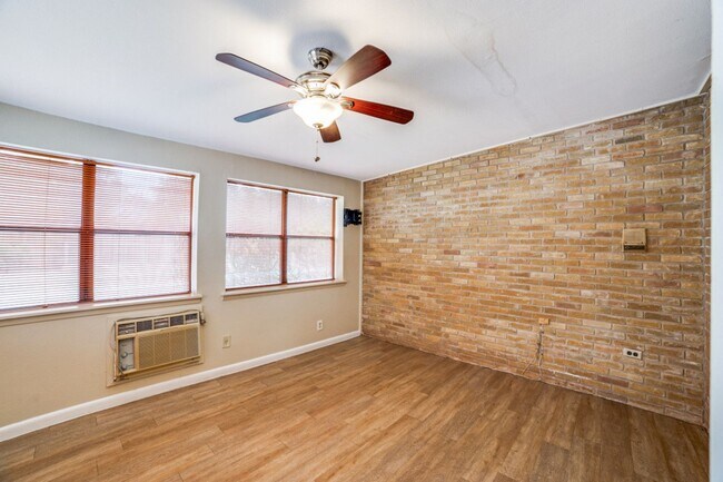 Building Photo - Thousand Oaks neighborhood! Over 1800 sqft!