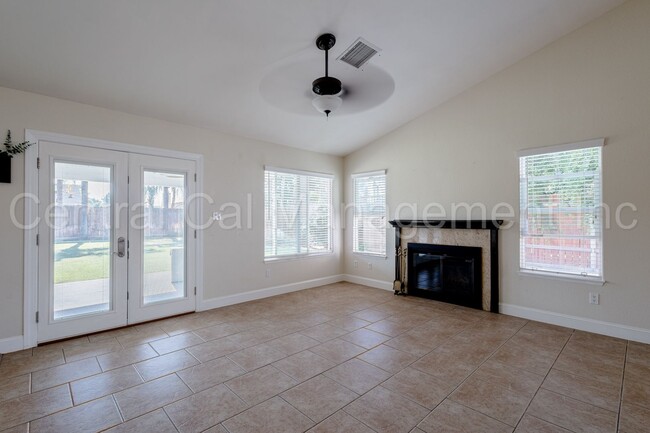 Building Photo - 3 Bedroom/2 Bath Home with Paid Solar and ...