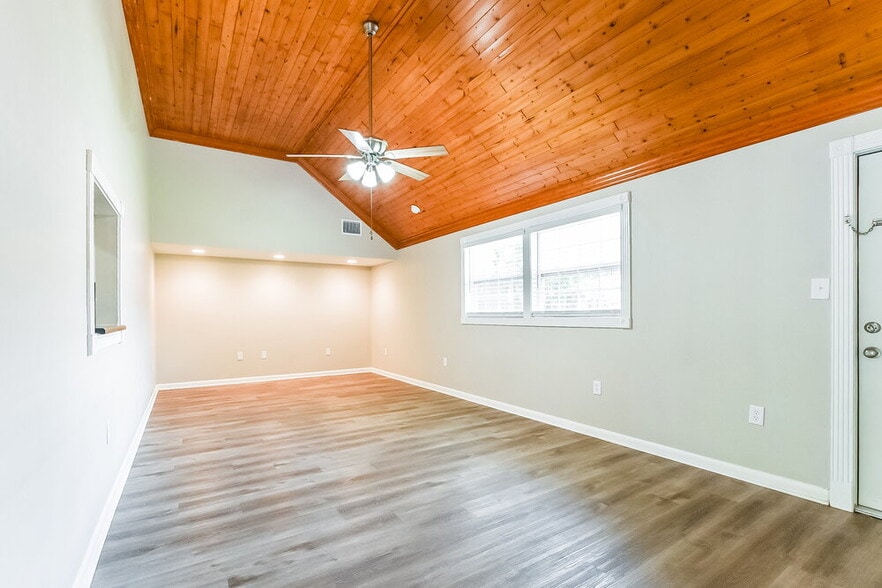 Building Photo - 104 1st St Ct