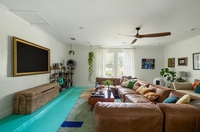 Building Photo - 6604 Woodhue Dr