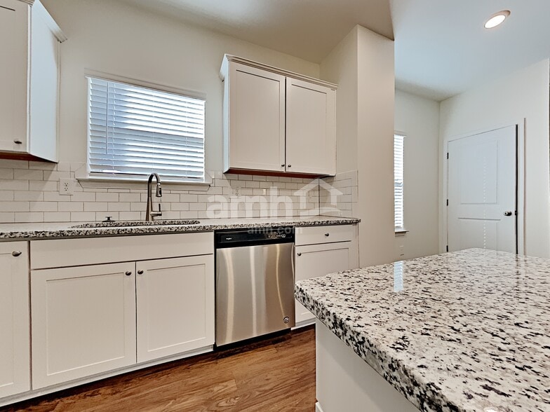 Building Photo - 172 Landsdown Xing