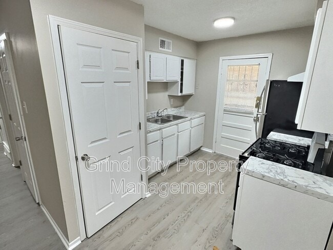 Building Photo - 915 Pope St