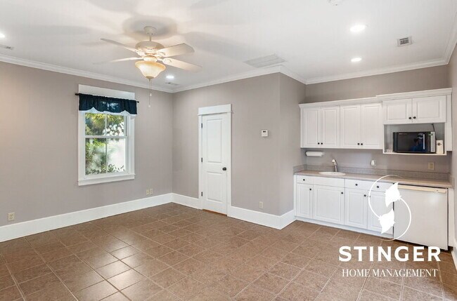 Building Photo - 14 Hayek St