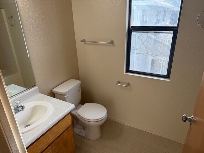 Building Photo - Huge Three Bedroom Townhouse with Garage and Backyard!