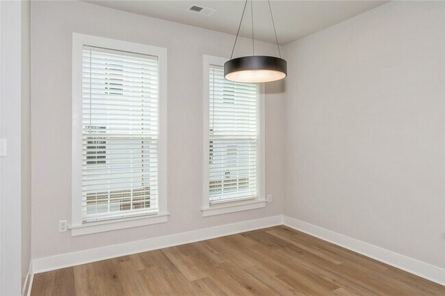 Building Photo - 701 Halcyon Ln