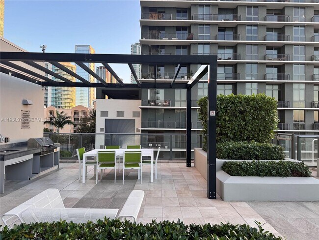 Building Photo - 501 NE 31st St