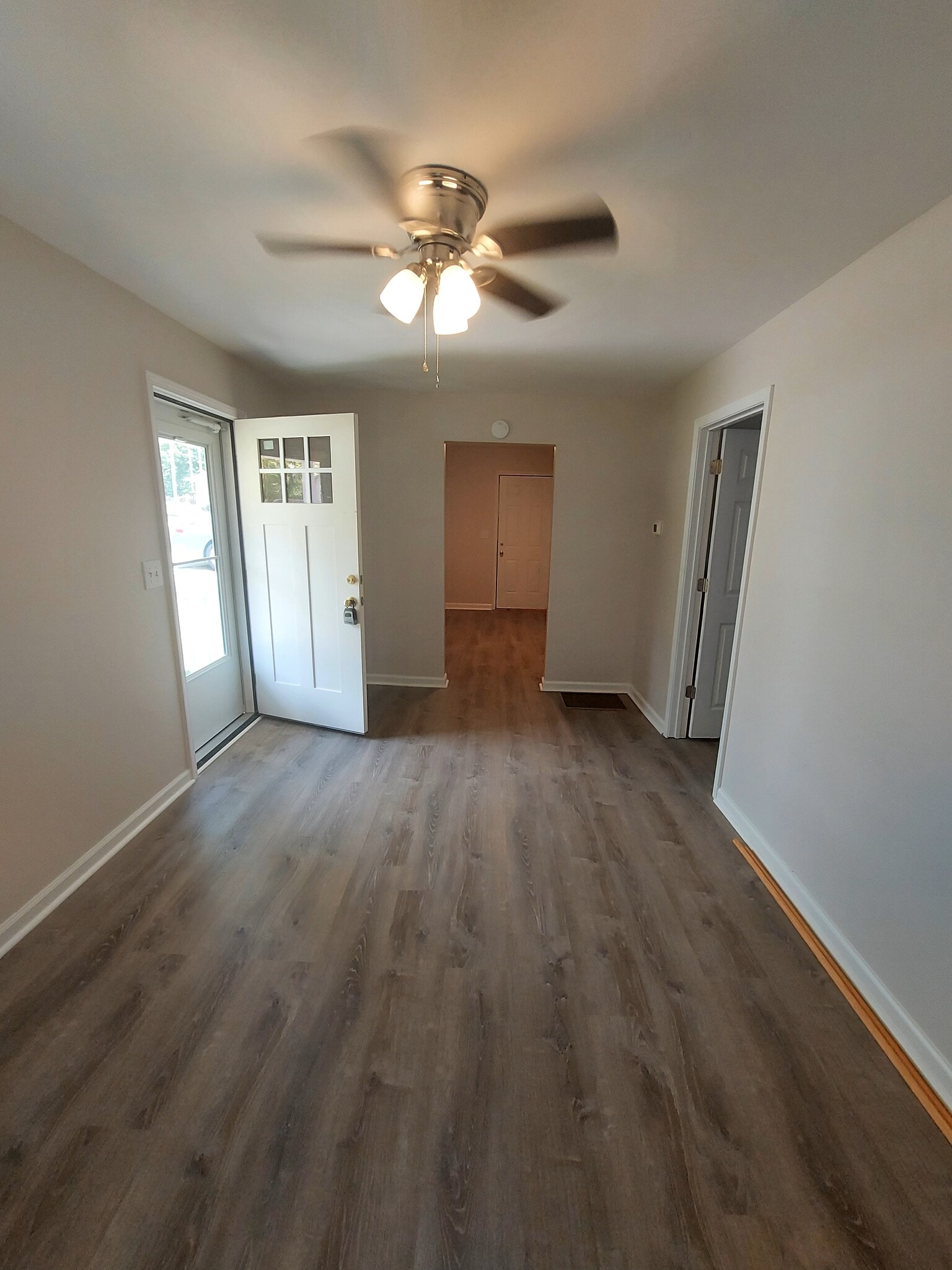 Living room - 4041 Northampton Dr
