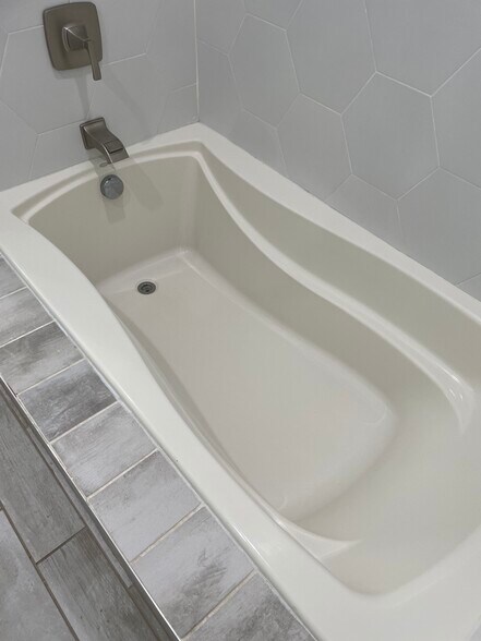bathroom soaker tub - 1105 S 47th St