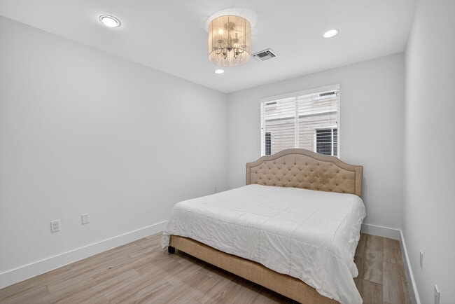 Building Photo - 508 N Birch Rd