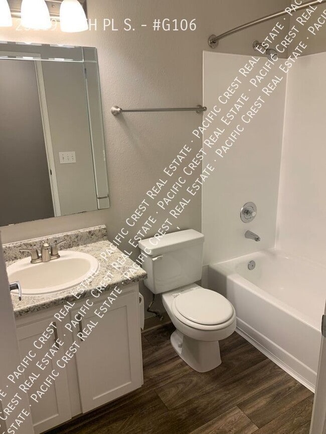 Building Photo - Spacious Two Bedroom /Two Bath!