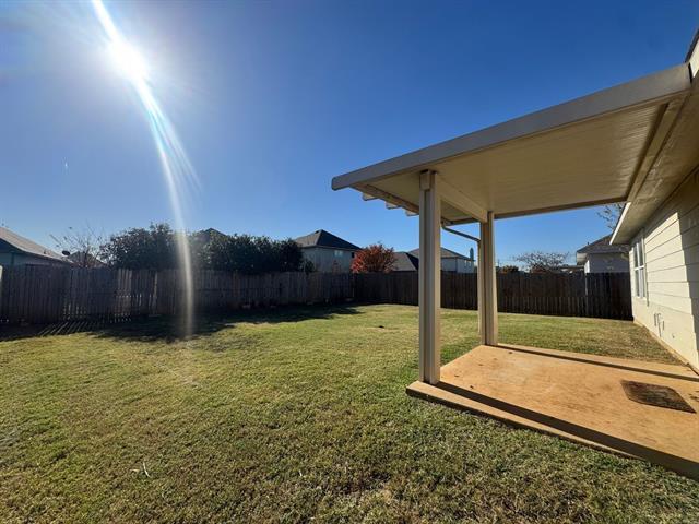 Building Photo - 220 Cres Ridge Dr