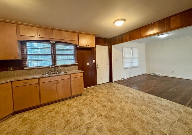 Building Photo - Move-in Ready!