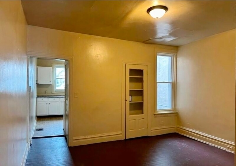 Building Photo - 316 S 15th St