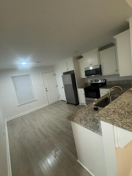 Building Photo - 402 W Cherry St