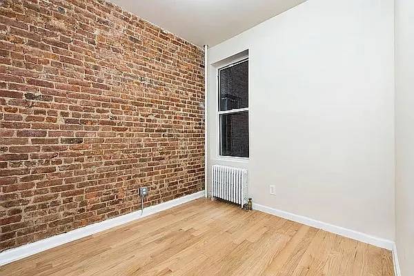 Building Photo - 932 Seneca Ave