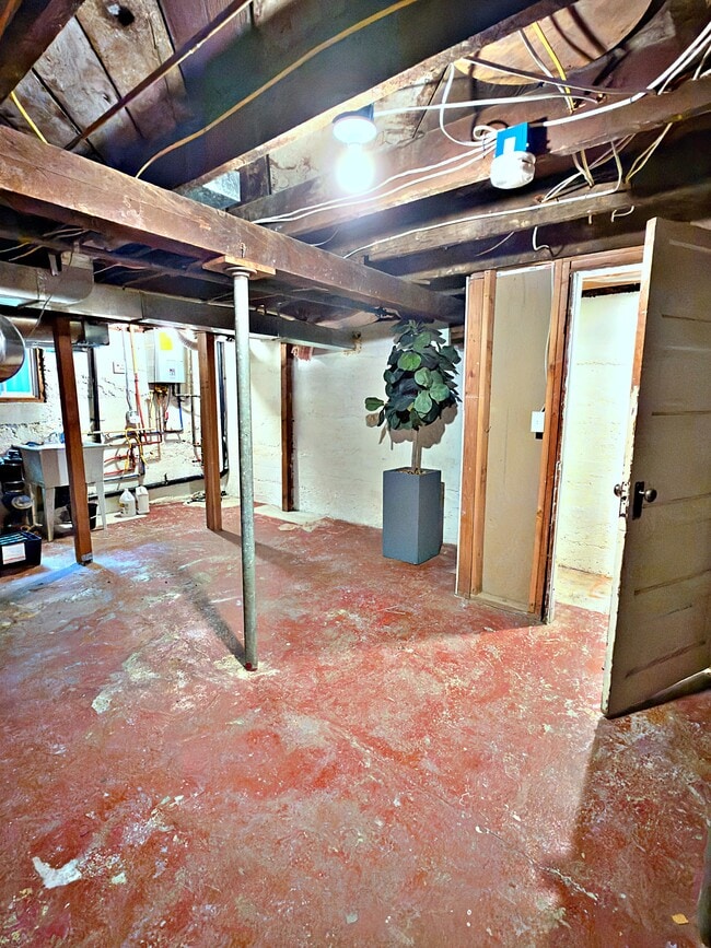 Building Photo - 1827 N Skidmore St