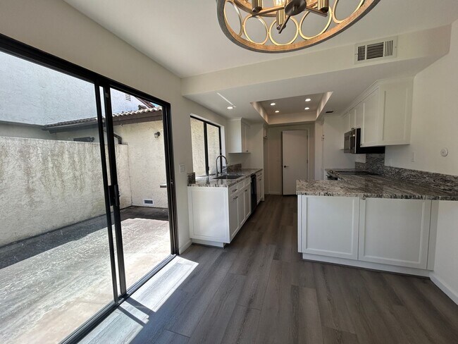 Building Photo - Spacious Newly Remodeled Townhome in Bonsa...