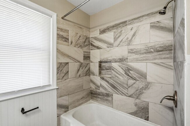 Building Photo - Move-in Ready 3 Bedroom Ranch Home in Eastway Park