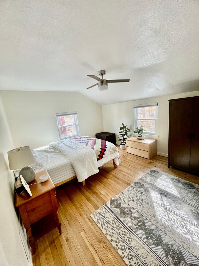 Building Photo - 2 Bed 1 Bath- Pittsburgh PA