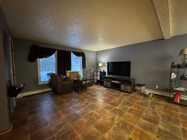 Building Photo - 4 Bedroom, 2 Bath, 1 Car Garage home in the middle of town.