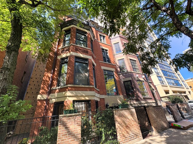 Building Photo - 1526 N La Salle Dr