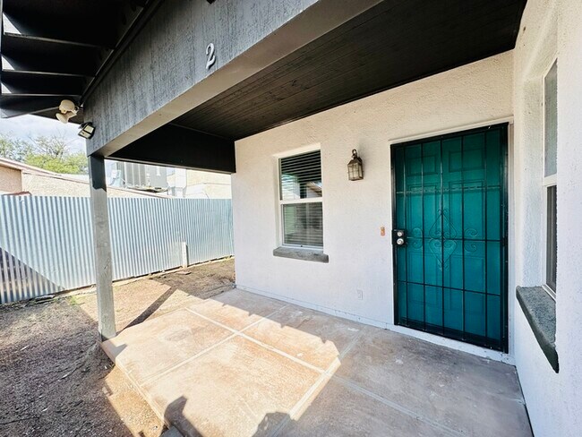 Building Photo - 1/2 Off First Full Month's Rent! Renovated...