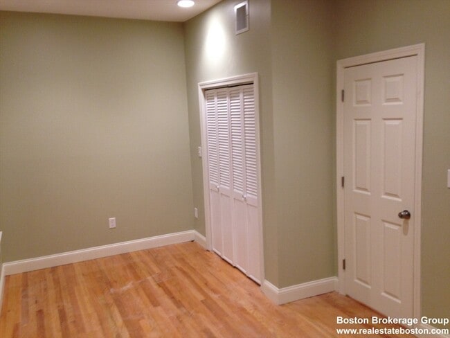 Building Photo - 4 Kearsarge Ave