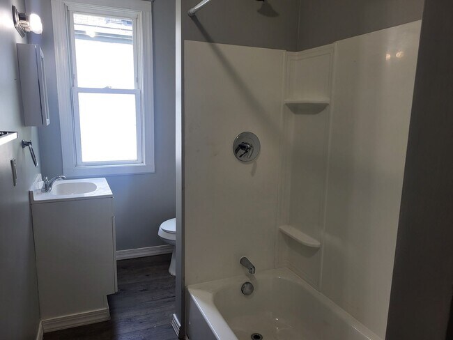 Building Photo - Spacious 2 bedroom in Mt Oliver! Available Now!