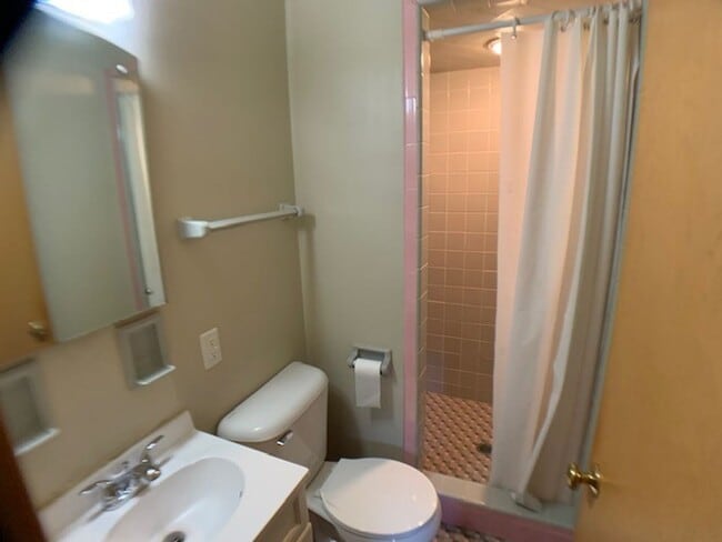 Building Photo - West Allis 3 bedroom 2 bath ranch