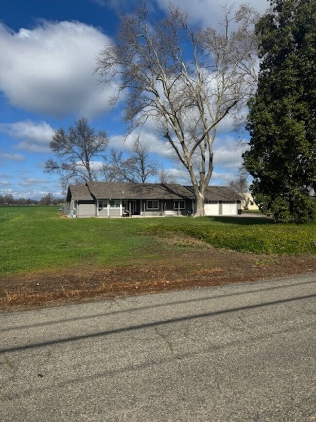 Building Photo - Country Style Living in this Charming Home in Anderson