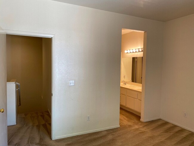 Building Photo - 251 S Green Valley Pkwy