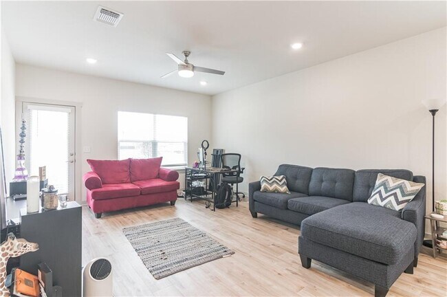 Building Photo - 2017 Daleside Ln