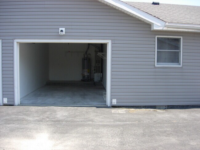 Building Photo - 150 Hillshafer Dr