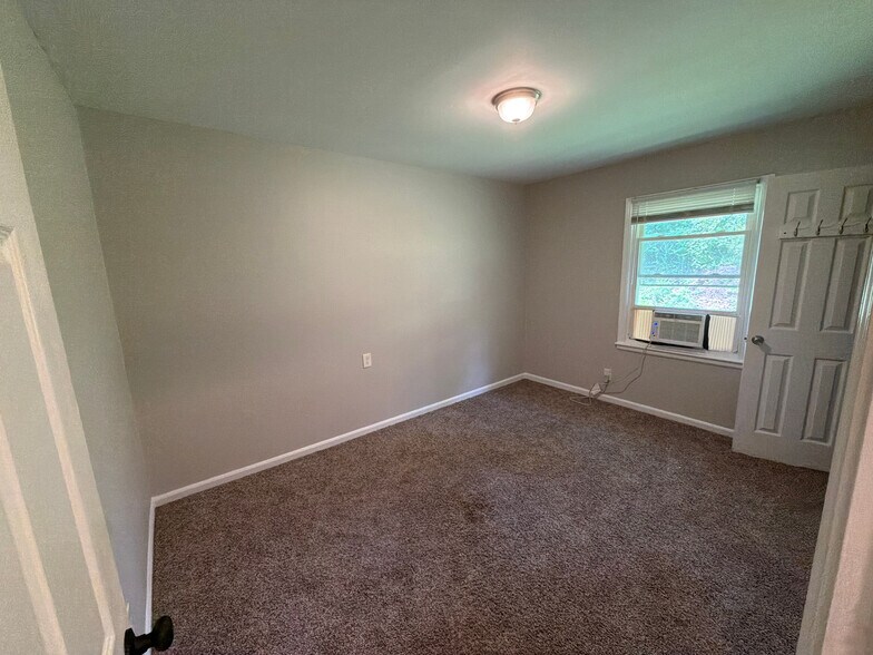 Building Photo - Room in Apartment on Overland Heights