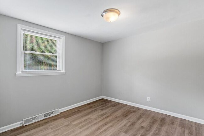 Building Photo - Updated Home with Hardwood Floors, LR & De...