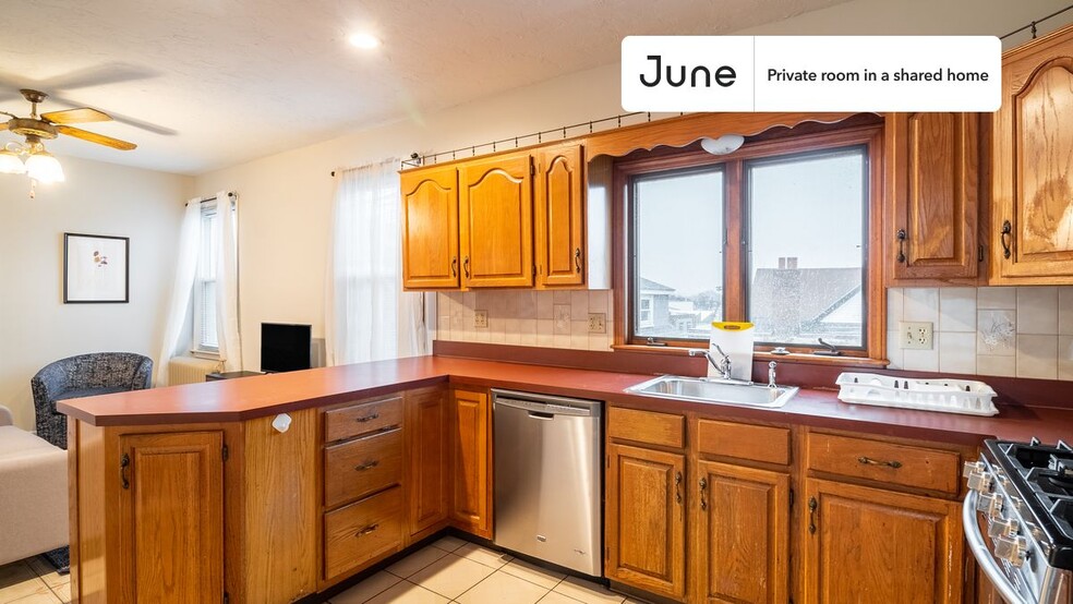 Building Photo - Private bedroom in 3 bed/1 bath Home