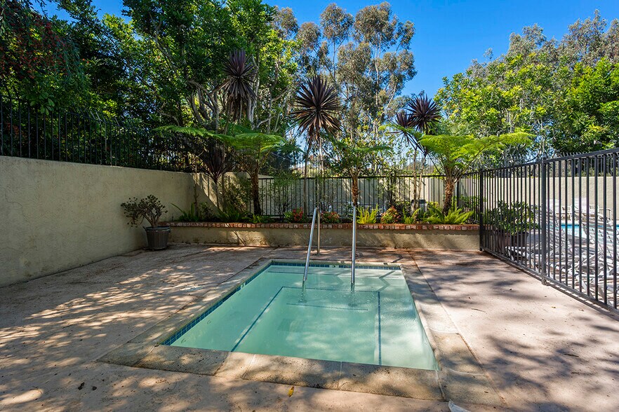 Building Photo - 3216 Caminito Eastbluff