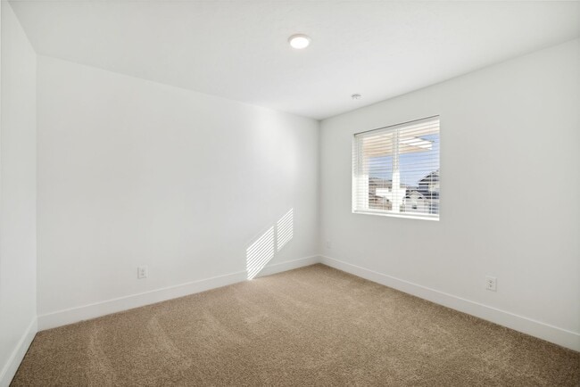 Building Photo - Move-In Ready Elegance - 4 Bedrooms! Pet Friendly!