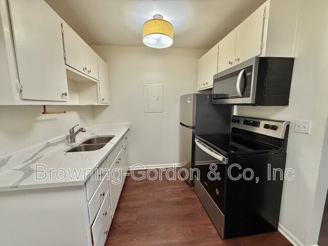 Building Photo - 2601 Hillsboro Pike