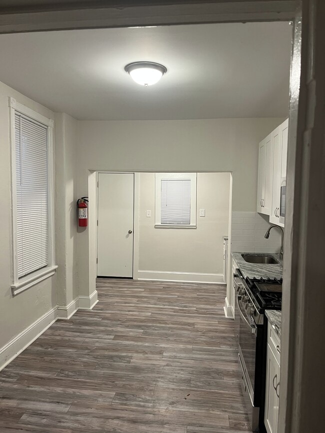 Building Photo - 644 W Russell St