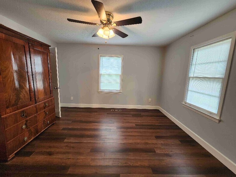 Building Photo - 5537 17th St E