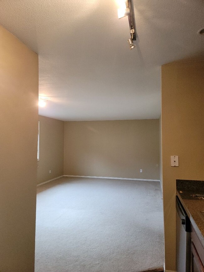 Building Photo - Updated 1bed/1 bath TOP Floor Condo in Lak...